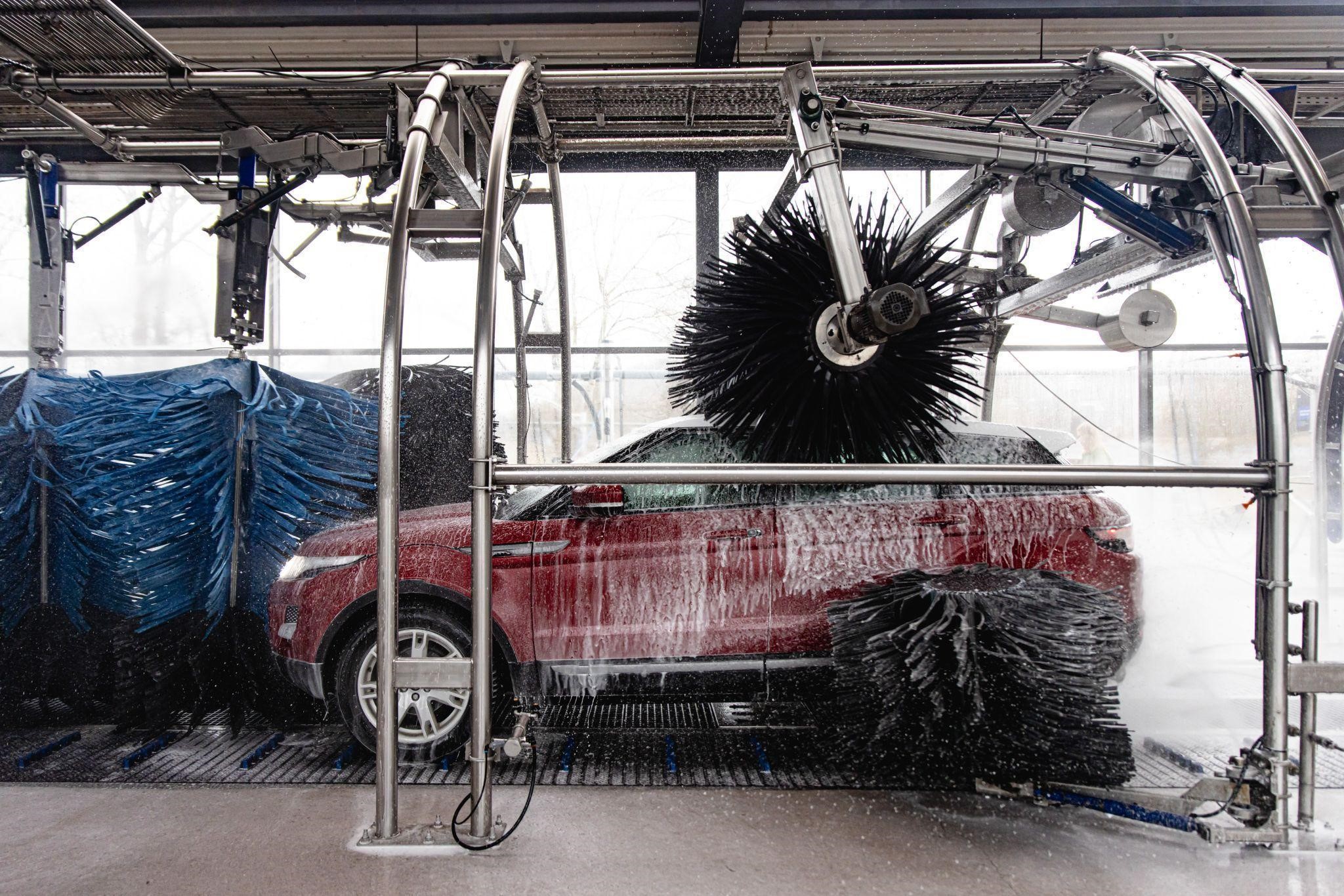 79% polskich kierowców chce zapłacić za szybsze mycie samochodów: nowe badania ujawniają wzrost popytu